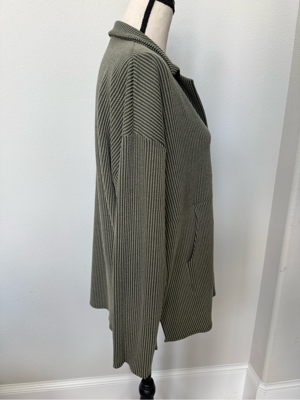 Stylive Olive Ribbed Button-Front Polo - Picture 6 of 10